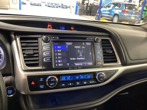 Used 2019 Toyota Highlander SE AWD/4WD image 9