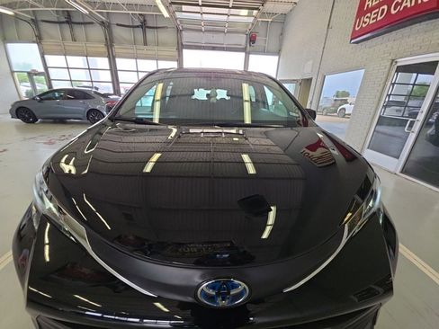 Used 2023 Toyota Sienna LE FWD image 2