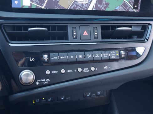 Used 2025 Lexus ES 300h w/ Premium Package FWD image 24