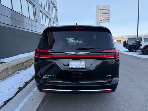 Used 2023 Chrysler Pacifica Touring-L AWD/4WD image 4