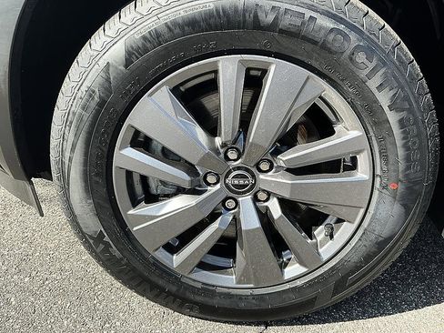 Certified 2025 Nissan Pathfinder SV image 10