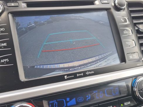 Used 2018 Toyota Highlander XLE image 24