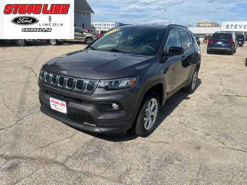 Used 2024 Jeep Compass Latitude AWD/4WD image 2