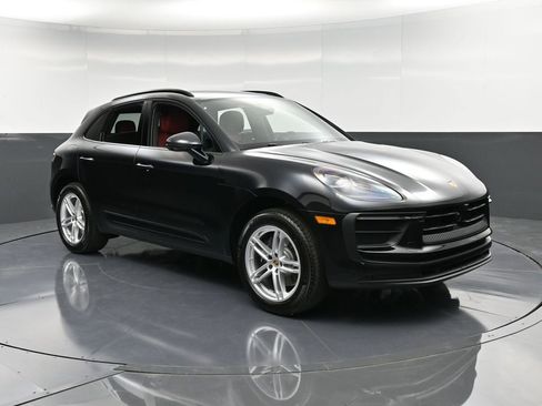 Certified 2025 Porsche Macan AWD/4WD image 10
