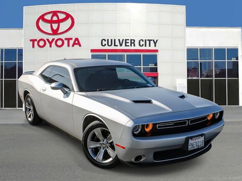 Used 2019 Dodge Challenger SXT image 1