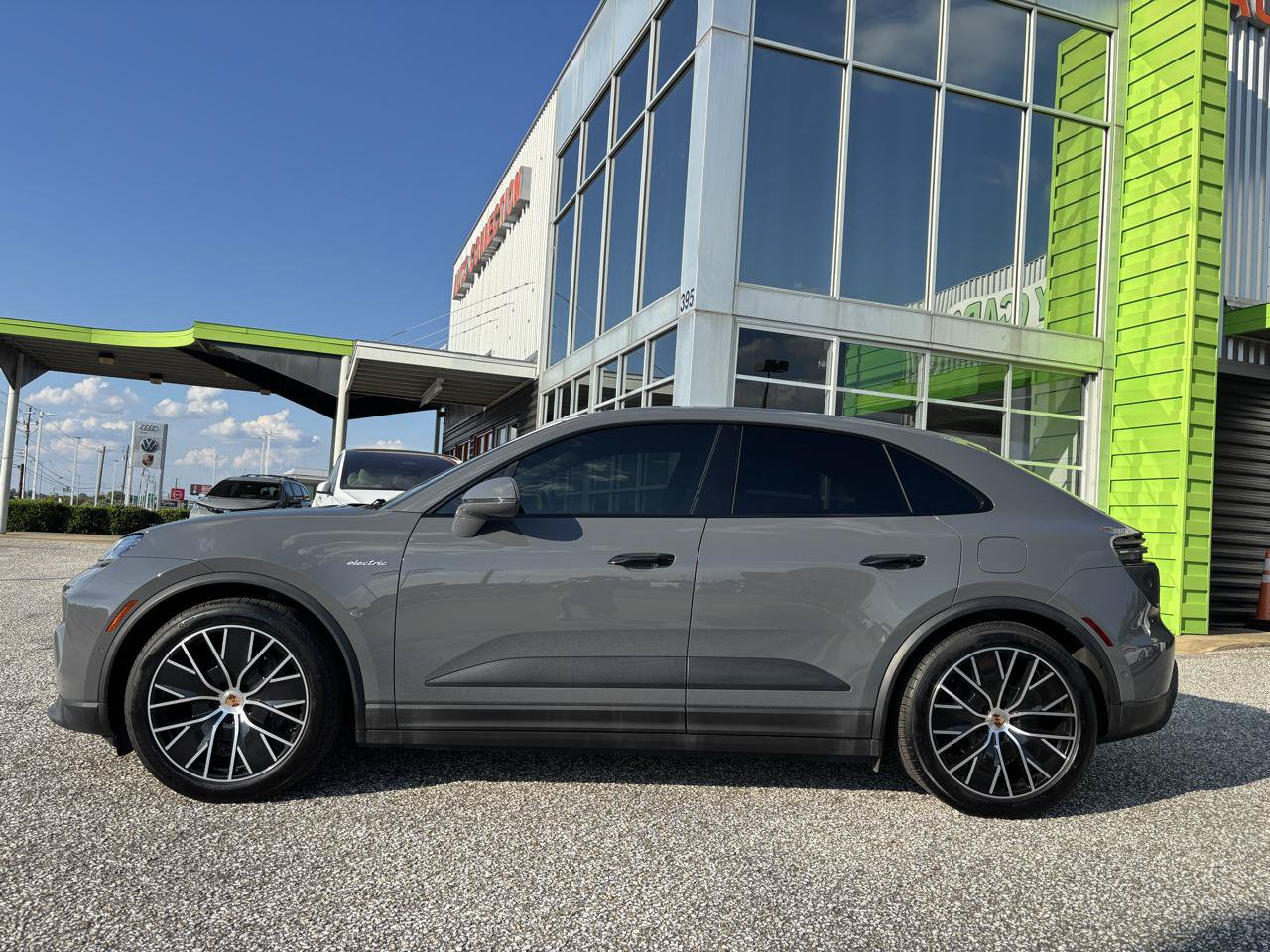 Used 2025 Porsche Macan 4 Electric AWD/4WD image 3