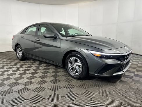 Certified 2025 Hyundai Elantra SE w/ Cargo Package image 2