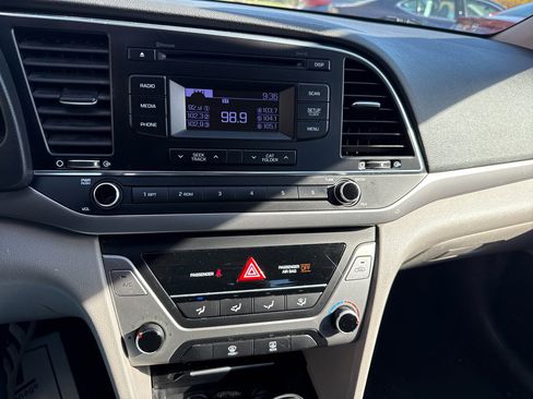 Used 2017 Hyundai Elantra SE image 10