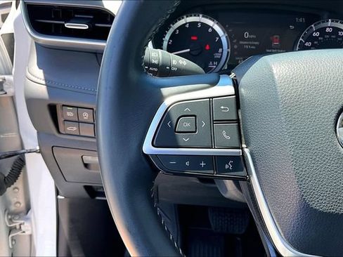 Used 2023 Toyota Highlander XLE FWD image 16