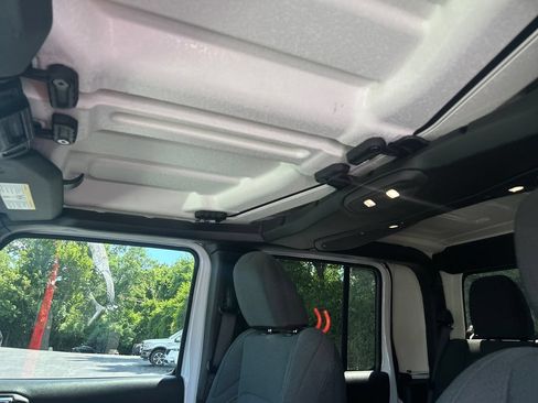 Used 2025 Jeep Gladiator Sport AWD/4WD image 25