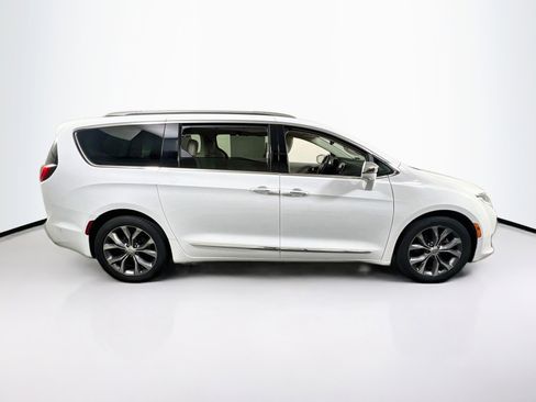 Used 2017 Chrysler Pacifica Limited w/ UConnect Theater Package image 4