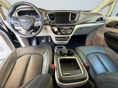 Used 2019 Chrysler Pacifica Touring-L Plus w/ Advanced Safetytec Group FWD image 11