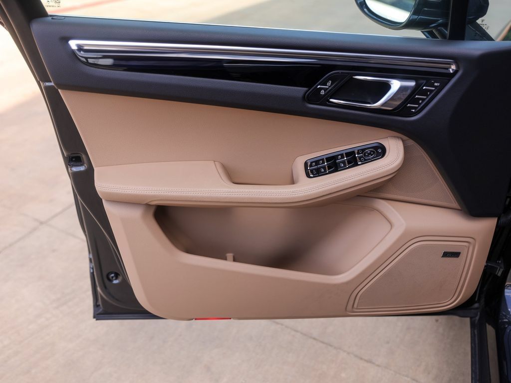 Certified 2026 Porsche Macan AWD/4WD image 30