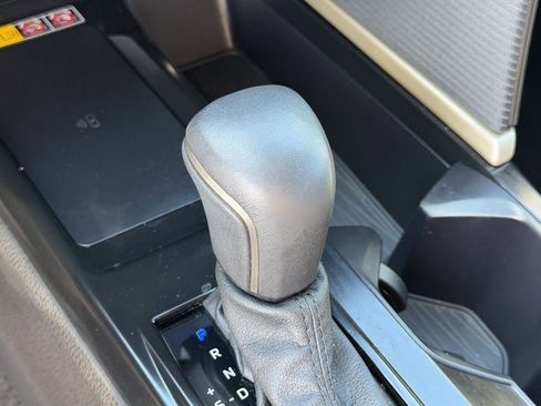 Used 2025 Toyota Camry SE w/ Convenience Package image 21