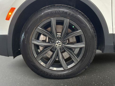 Certified 2024 Volkswagen Tiguan SE image 9
