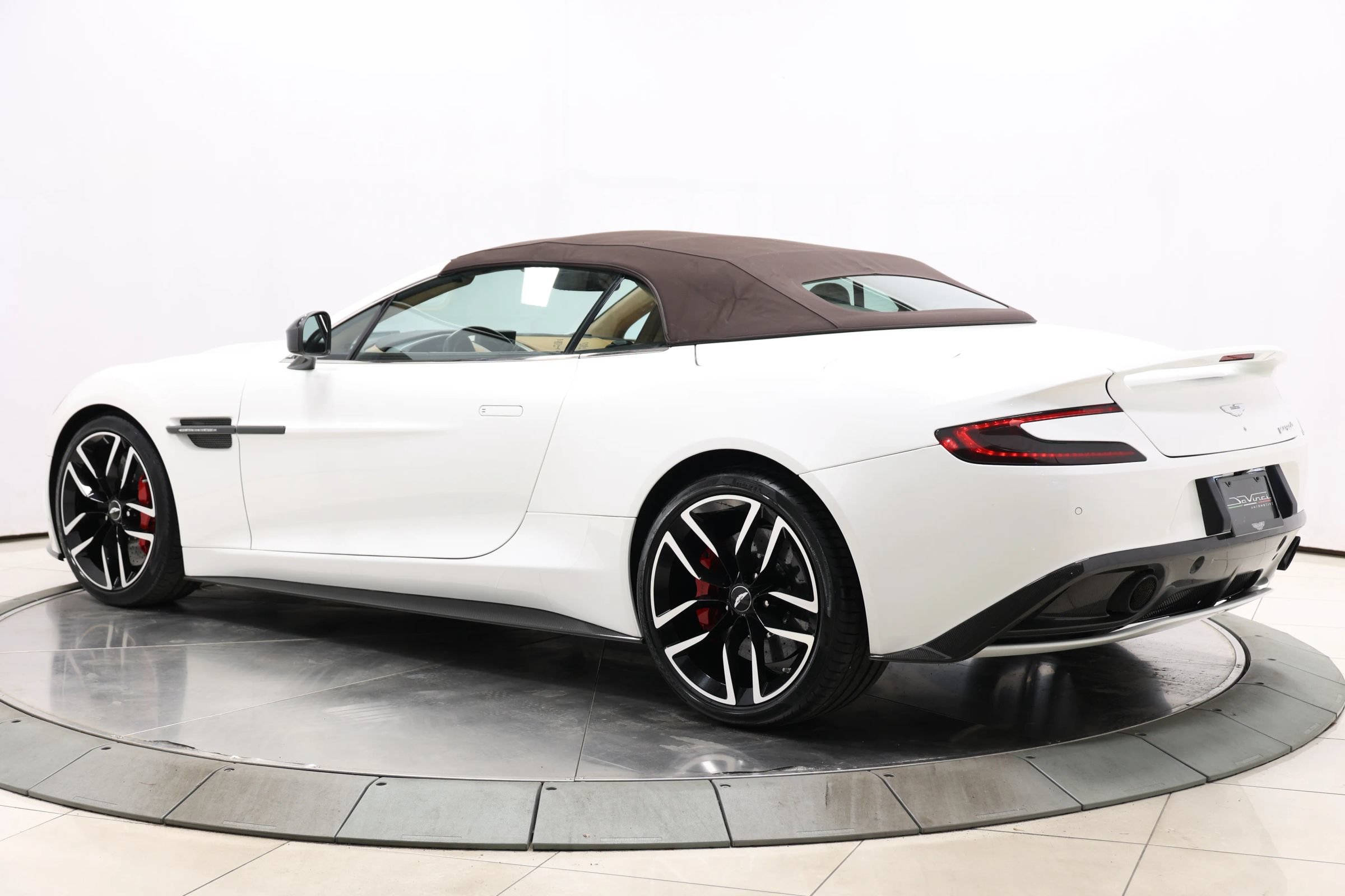 Used 2015 Aston Martin Vanquish Volante RWD image 46
