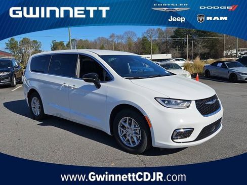 New 2026 Chrysler Pacifica Select image 1