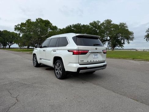 Used 2025 Toyota Sequoia Capstone AWD/4WD image 3