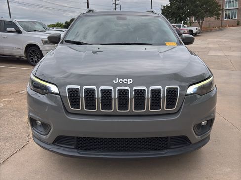 Used 2019 Jeep Cherokee Latitude Plus w/ Comfort/Convenience Group FWD image 3