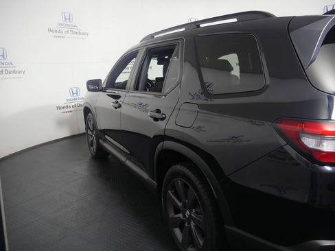 Used 2025 Honda Pilot Sport image 9