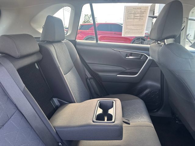 Used 2025 Toyota RAV4 XLE AWD/4WD image 31