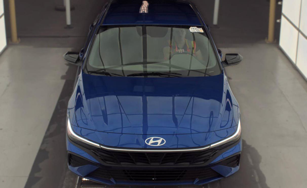 Used 2025 Hyundai Elantra Sport FWD image 2