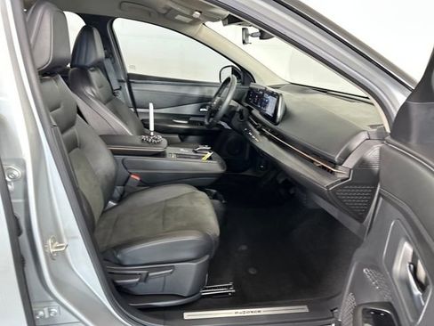 Used 2023 Nissan Ariya AWD image 28