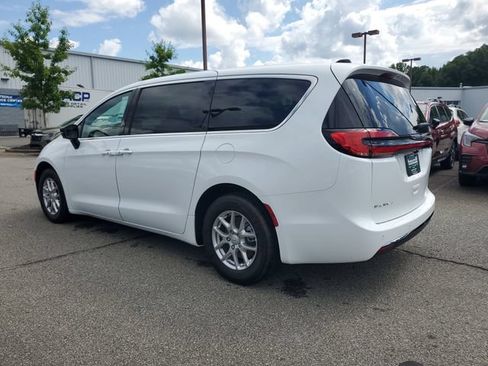 New 2026 Chrysler Pacifica Select FWD image 4