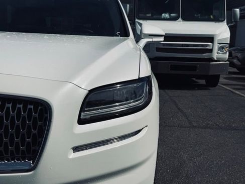 Used 2023 Lincoln Nautilus Standard image 3