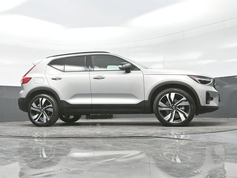 Used 2025 Volvo XC40 B5 Plus AWD/4WD image 27