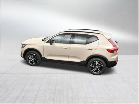 New 2026 Volvo XC40 B5 Core AWD/4WD image 14