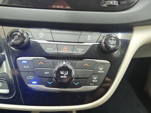 Used 2022 Chrysler Voyager LX FWD image 12