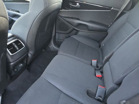 Used 2019 Kia Sorento LX V6 image 4