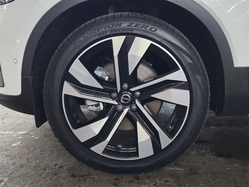 Certified 2023 Volvo XC40 B5 Ultimate w/ Protection Package Premier image 9