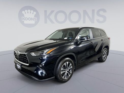 Used 2024 Toyota Highlander XLE AWD/4WD image 5