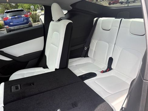 Used 2022 Tesla Model Y Long Range AWD/4WD image 30