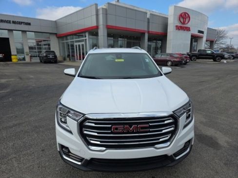 Used 2024 GMC Terrain SLT image 2
