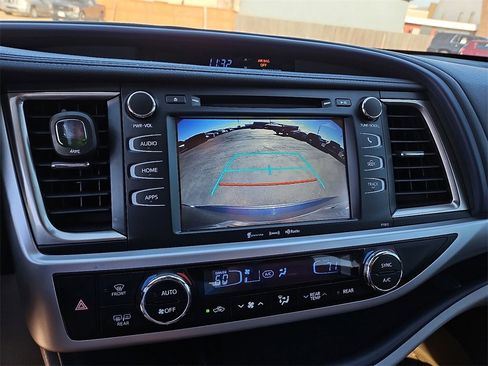 Used 2019 Toyota Highlander LE image 26