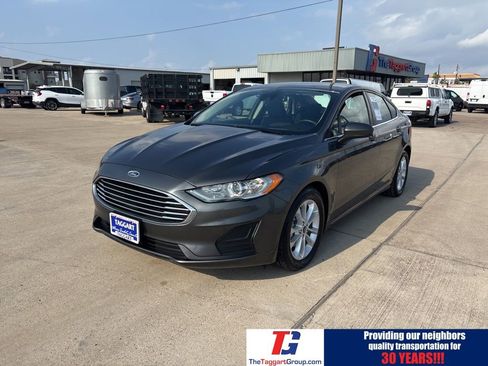 Used 2020 Ford Fusion SE image 2