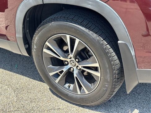 Used 2019 Toyota Highlander LE FWD image 13