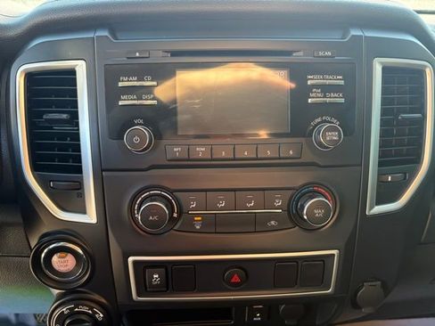 Used 2018 Nissan Titan S image 21