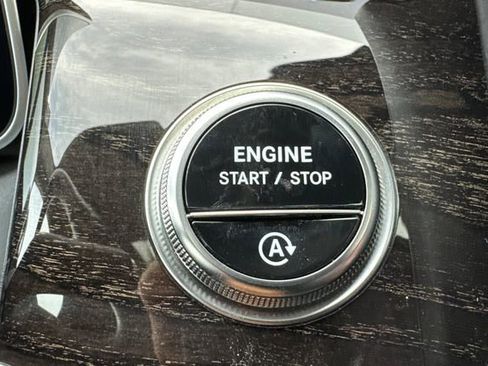 Used 2025 Mercedes-Benz GLC 300 4MATIC image 34