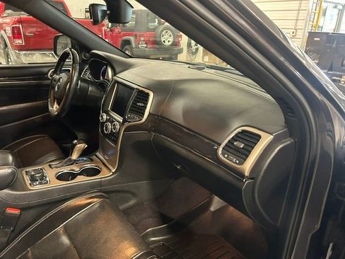 Used 2017 Jeep Grand Cherokee Overland AWD/4WD image 8