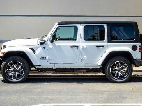 Used 2024 Jeep Wrangler Unlimited AWD/4WD image 4