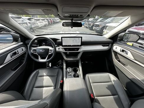 Certified 2025 Ford Explorer Active w/ Active Comfort Package AWD/4WD image 16