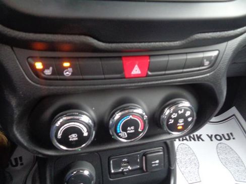 Used 2017 Jeep Renegade Altitude image 27