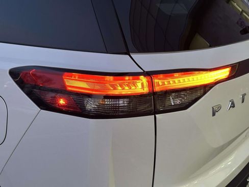 Used 2024 Nissan Pathfinder SV image 10