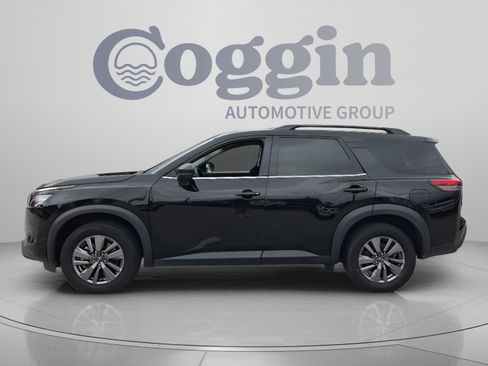 Used 2025 Nissan Pathfinder SV FWD image 2