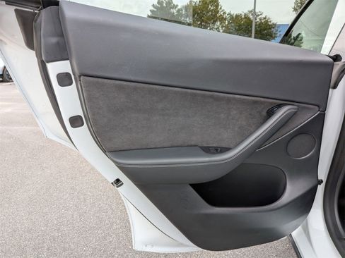 Used 2022 Tesla Model Y Long Range image 26