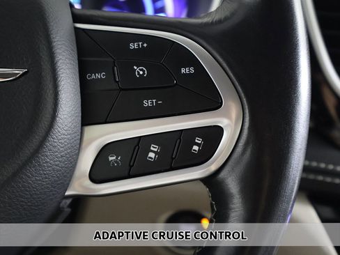 Used 2021 Chrysler Pacifica Touring-L image 4